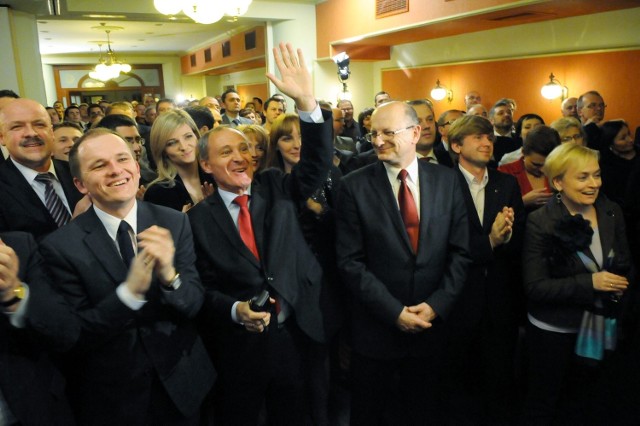 Wieczór wyborczy w 2010 r. W czerwonych krawatach od lewej: Jacek Sobczak i Krzysztof Żuk - dziś oponenci