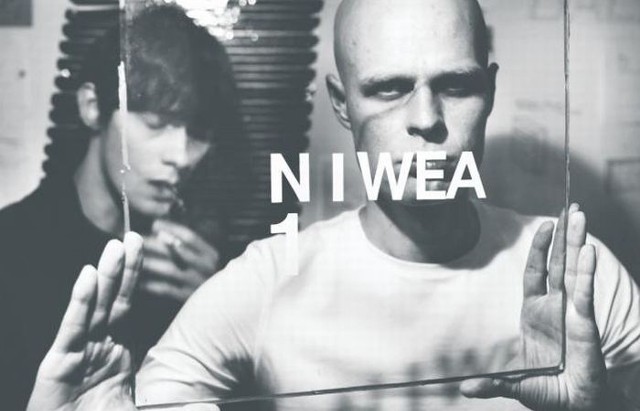 Wojciech Bąkowski nie ogranicza się do sztuk plastycznych &#8211; w zespole Niwea zamienia się w rapera