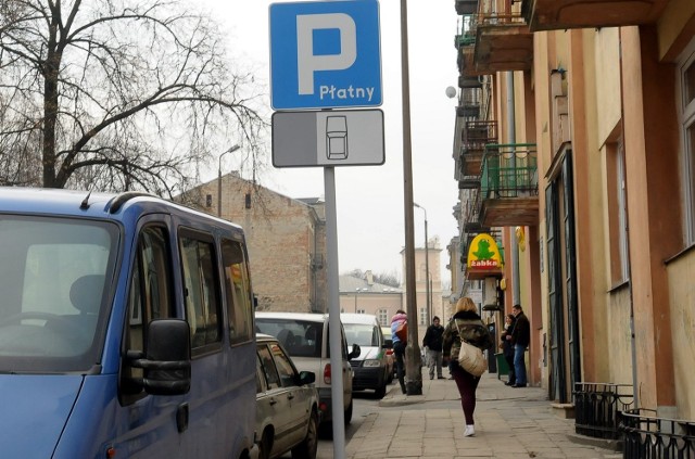 Ul. Niecała: Znak nakazuje parkować na chodniku, który jest za wąski