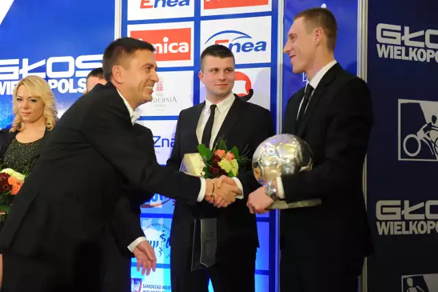 Wiceprezes BP Itaka, Piotr Henicz, składa gratulacje zdobywcy Srebrnej Piłki ,,Głosu Wielkopolskiego", Bartoszowi Ślusarskiemu