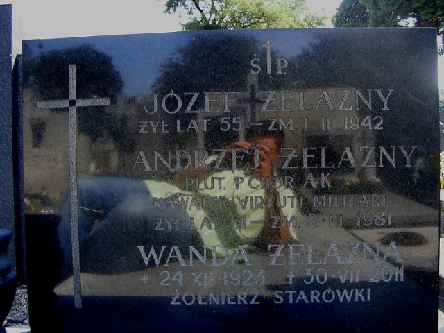 Tablica nagrobna Andrzeja Żelaznego, jego stryja Józefa i żony Wandy, uczestniczki Powstania Warszawskiego