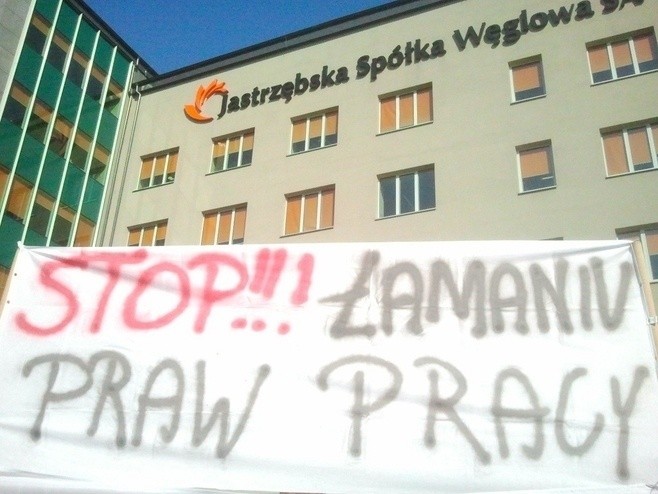 Protestujący górnicy pod siedzibą JSW w Jastrzębiu