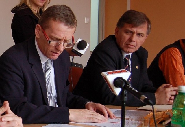 Roman Łucarz (z prawej) już dwa lata temu miał zostać starostą. Mieczysławowi Krasowi (z lewej) udało się jednak przekonać większość radnych, aby głosowali na niego