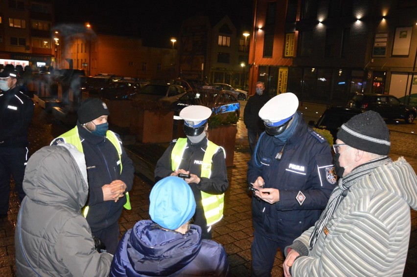 Lębork. "Protest na 102" na placu Pokoju. Policja legitymowała jego uczestników