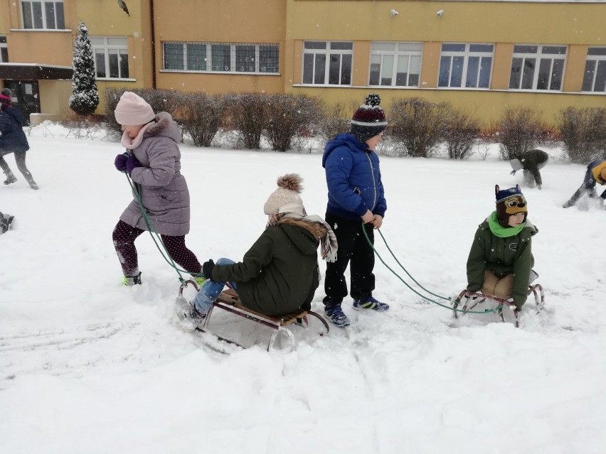 Zimowe zabawy na śniegu uczniów "Czwórki"