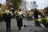 Dni Papieskie w Bełchatowie. Kwiaty przy pomniku papieża