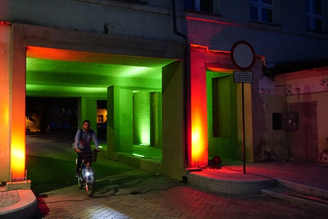 W czwartek, 21 lipca, uczestnicy warsztatów Fundacji Lux Pro Monumentis zorganizowali pokaz świetlny na budynkach w centrum Łodzi