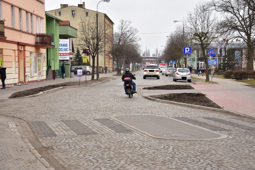 Ulica 700-lecia w Żninie - część wyremontowana, z wysepką, i...