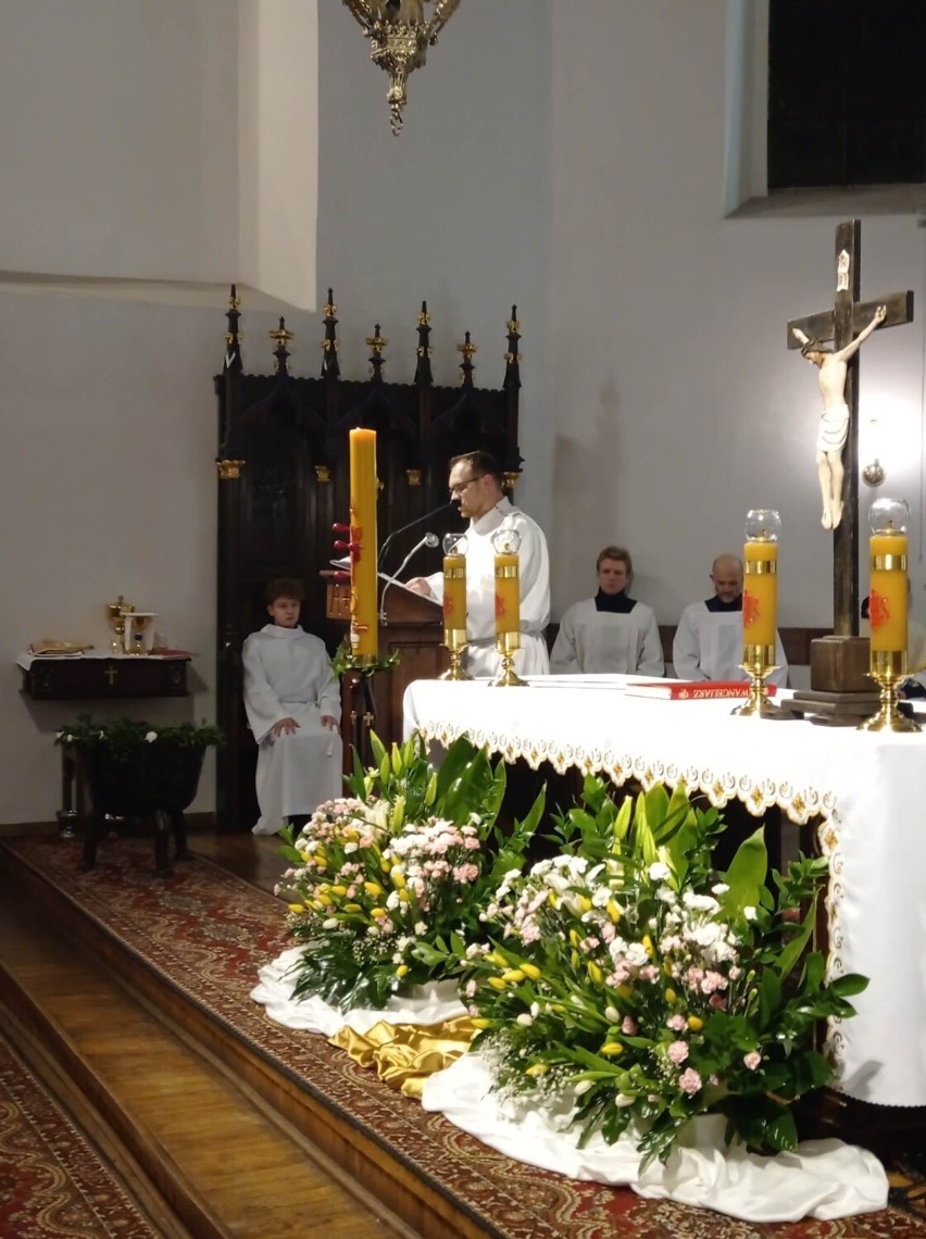 Liturgia Wigilii Paschalnej w kościele św. Wita w Rogoźnie