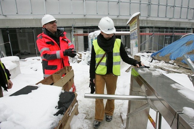 Justyna Przybytek pomaga budowlańcom przy budowie Galerii Katowickiej