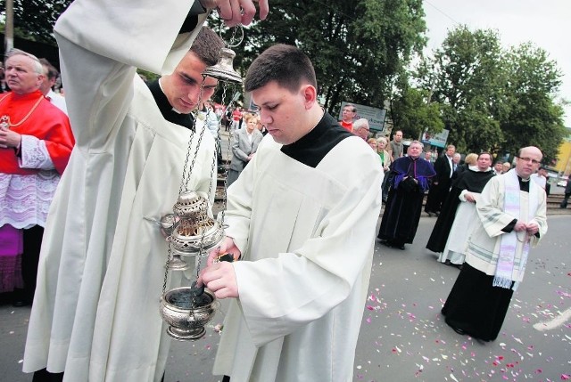 W Boże Ciało katolicy tłumnie uczestniczą w procesjach organizowanych przez parafie