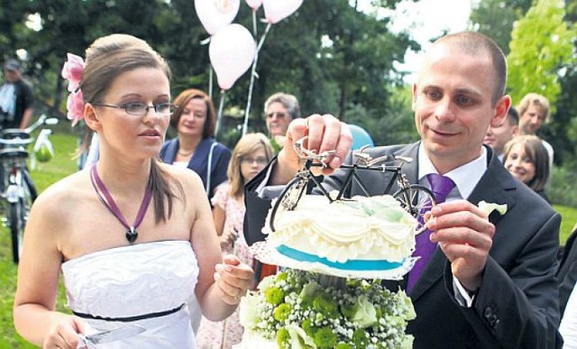 Wanda Nowotarska i Tomasz Kuna pobrali się w sierpniu 2010 roku w ogrodzie różanym w Szczecinie, na ceremonię przyjechali na rowerze - tandemie. O zgodę na taki ślub starali się bardzo długo powołując się na określone okoliczności
