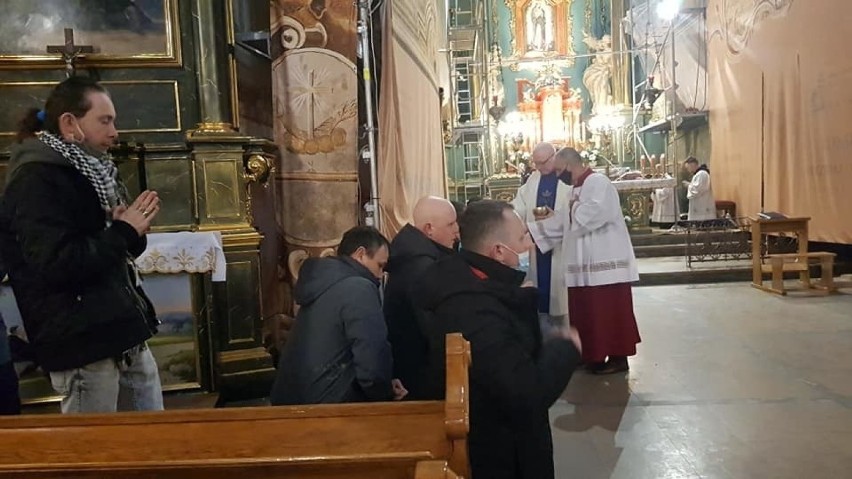 Męski różaniec w Przemyślu. Zobacz jak modlono się w kościele Franciszkanów [ZDJĘCIA]