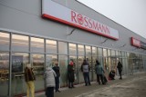 Rossmann zamyka sklepy i wyprzedaje kosmetyki? Sieć ostrzega: To oszustwo! Klienci mogą stracić pieniądze