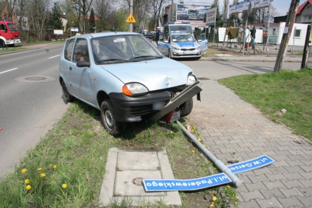 Wypadek w Zabrzu. Kierowca zjechał z drogi i uderzył w hydrant