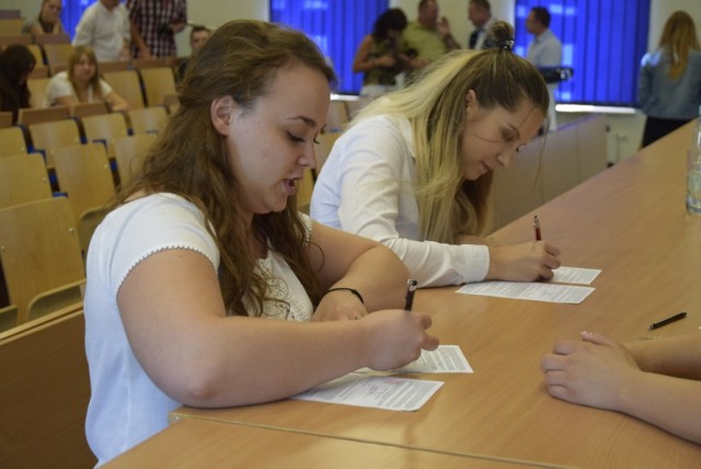 Studenci Państwowej Wyższej Szkoły Zawodowej w Skierniewicach, należący do Legii Akademickiej, odebrali karty powołania na ćwiczenia wojskowe, które odbywać się będą w wakacje. Do Legii Akademickiej w PWSZ w Skierniewicach zgłosiły się 52 osoby – 28 studentek i 24 studentów – karty powołań na ćwiczenia wręczono jednak ok. 30 osobom.