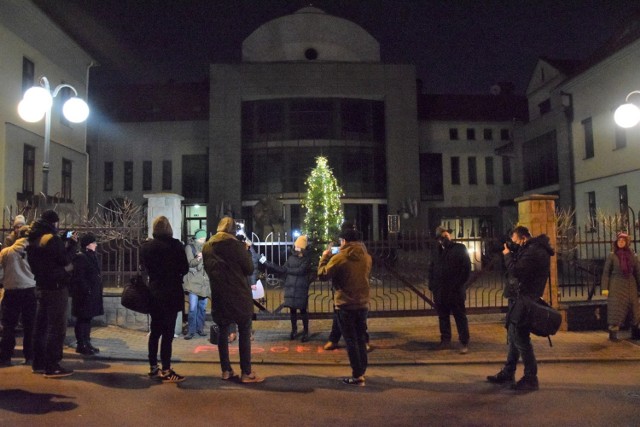 Protest przed kurią w Bielsku-Białej 16 stycznia 2022.

Zobacz kolejne zdjęcia. Przesuwaj zdjęcia w prawo - naciśnij strzałkę lub przycisk NASTĘPNE