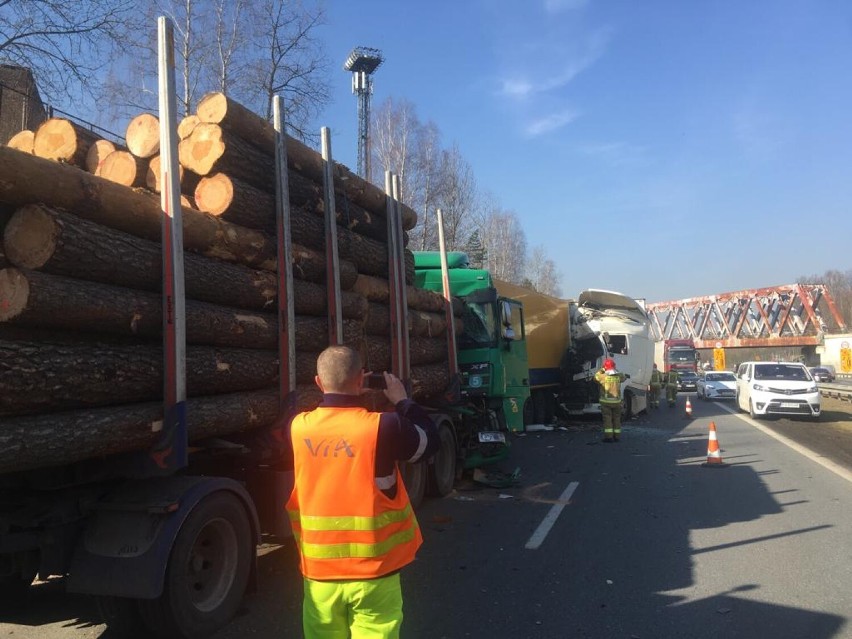 Zderzenie trzech ciężarówek na autostradzie A4 w Mysłowicach. To było jak "Oszukać przeznaczenie"!
