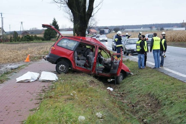 Śmiertelny wypadek w Kościelnej Wsi. Volkswagen uderzył w drzewo. Zginął kierowca i pasażer.