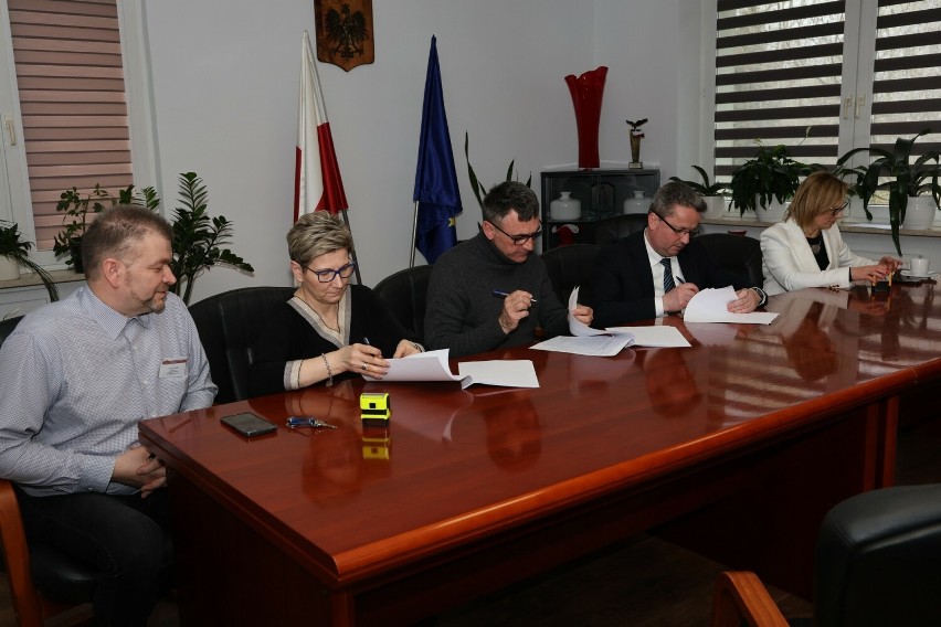 Podpisanie umowy -na budowę placu zabaw w Staszowie