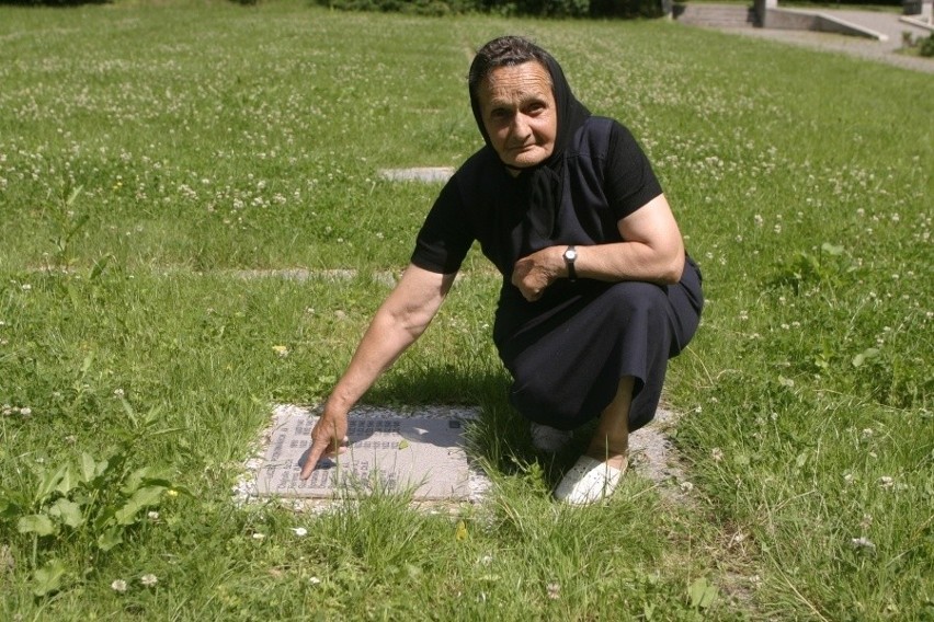 Margarita Fierenci przy grobie brata na cmentarzu żołnierzy...