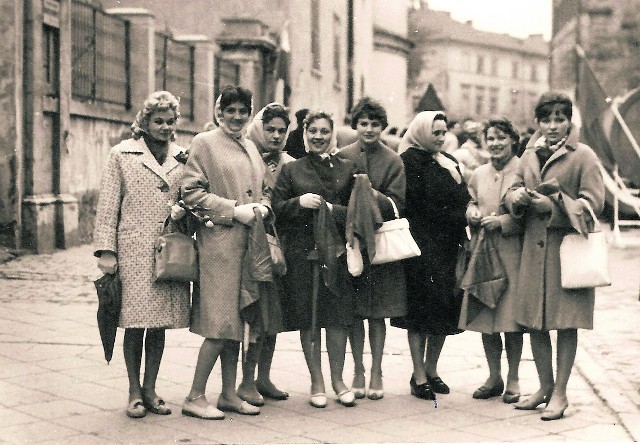 Załoga sklepu LSS przy placu Wolności. Pani Marianna trzecia od prawej. Rok 1962