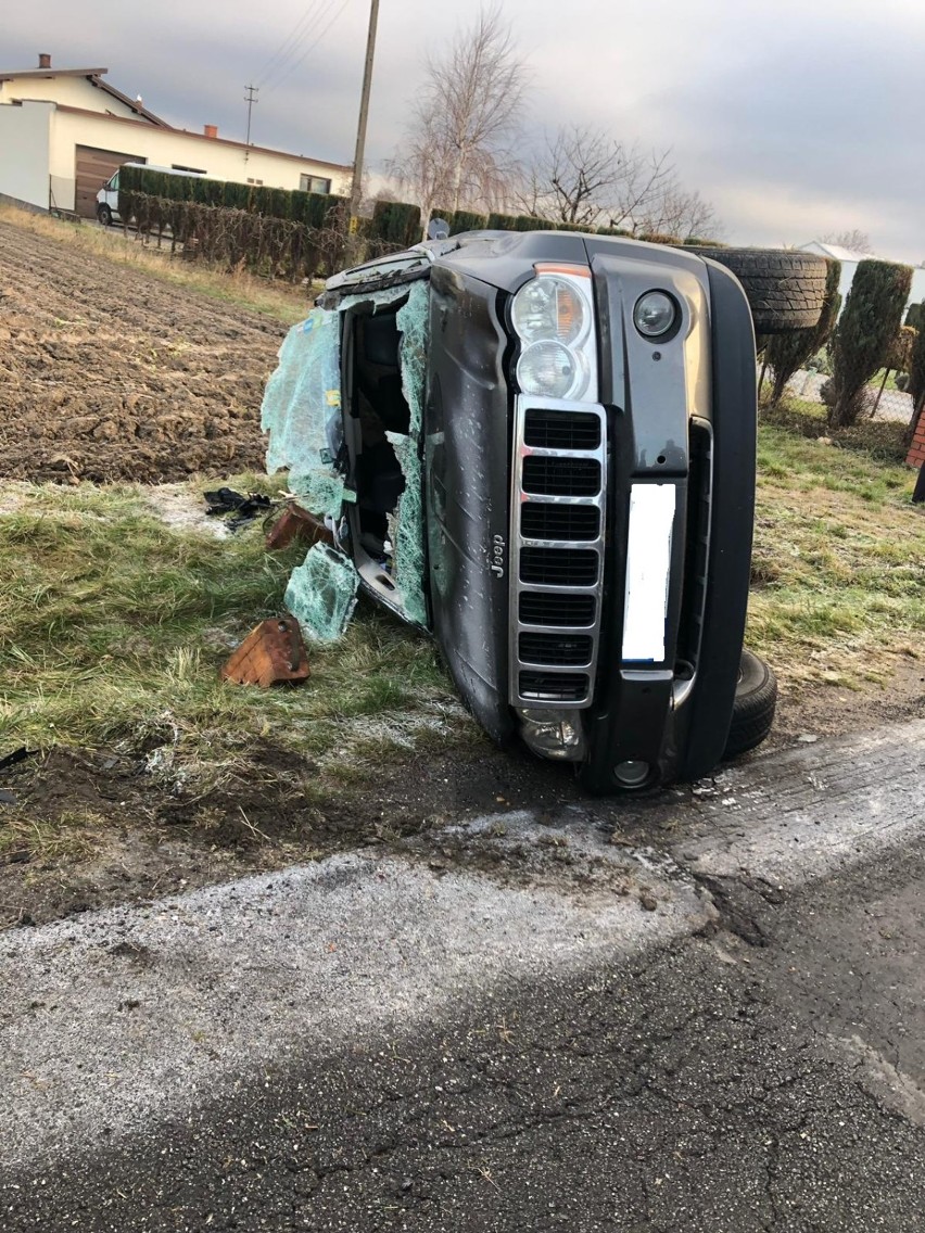 Uwaga na śliską jezdnię! Wypadki drogowe w Wierzchlesie i Popowicach [FOTO]