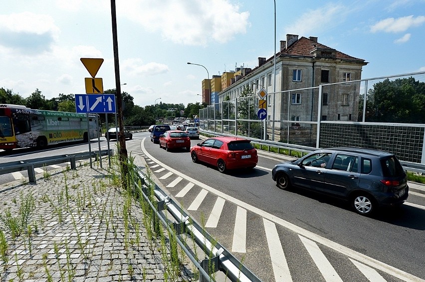 Objazdy i ogromne korki na Psim Polu. Rusza budowa ronda (MAPA, ZDJĘCIA)