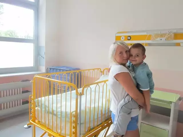 Urszula Chelicka, mama 4-letniego Filipa uważa, że w salach szpitalnych jest strasznie duszno.