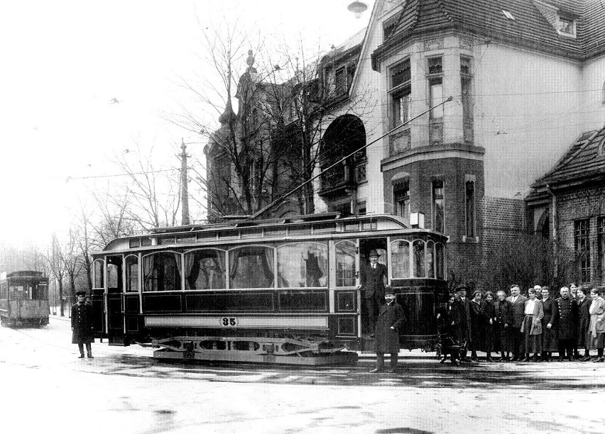 Poznań: Pracownicy opuszczają Gajową. Zdjęcia z 1924 r.