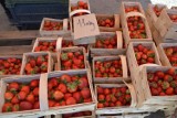 Targ w Stalowej Woli w piątek 3 czerwca. Ceny truskawek od tygodnia nie spadają, zobacz ceny pozostałych owoców i warzyw [ZDJĘCIA]