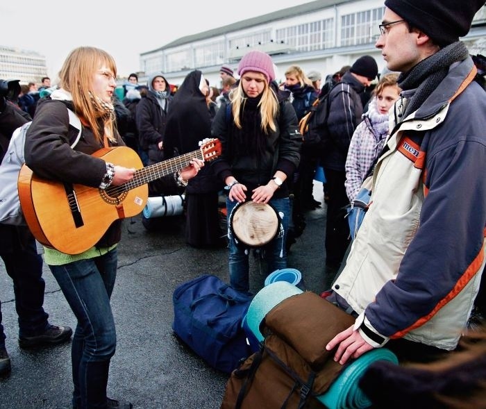 Przed halą targową młodzież musiała długo czekać, ale...