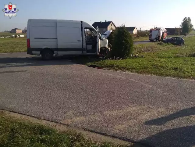 Grabów Szlachecki. Zderzenie busa z osobówką. Zobacz zdjęcia