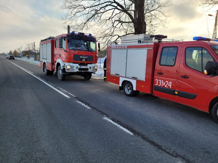 Wypadek w Grabicy. Osobowy volkswagen uderzył w ogrodzenie i...