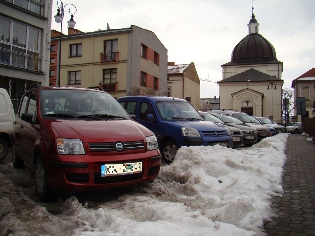 Na ul. Franciszkańskiej trudno zaparkować tak, by nie utrudniać innym przejazdu. Część parkingu blokują śnieżne zaspy