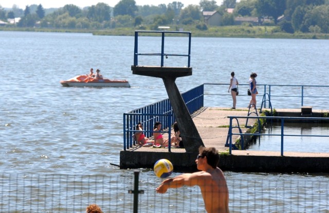 Do tej pory nad zalewem mogliśmy korzystać z dużych, betonowych pomostów. Wkrótce sześć nowych, drewnianych, stanie od strony ul. Krężnickiej.