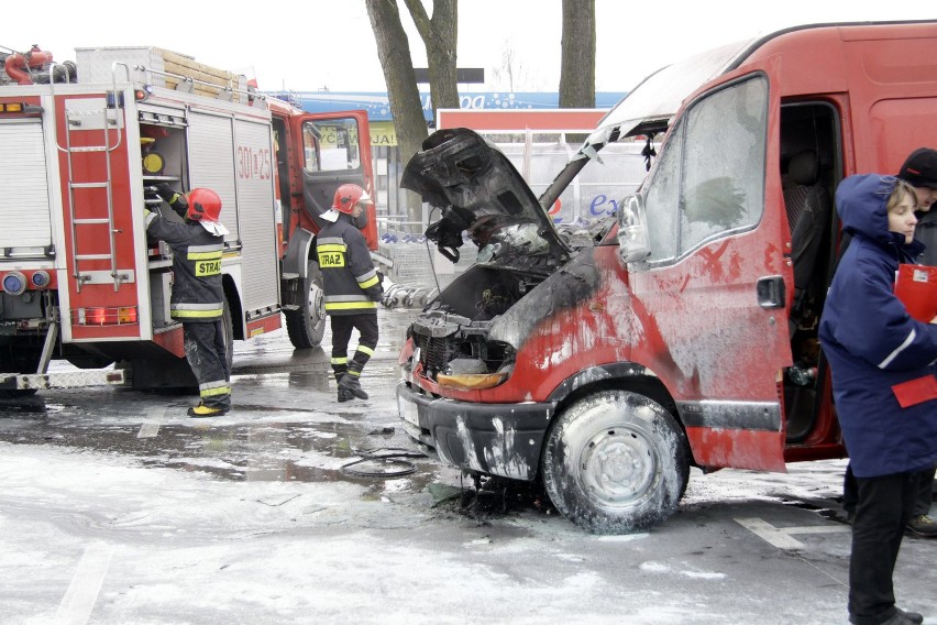 Pożar samochodu na parkingu przed Tesco