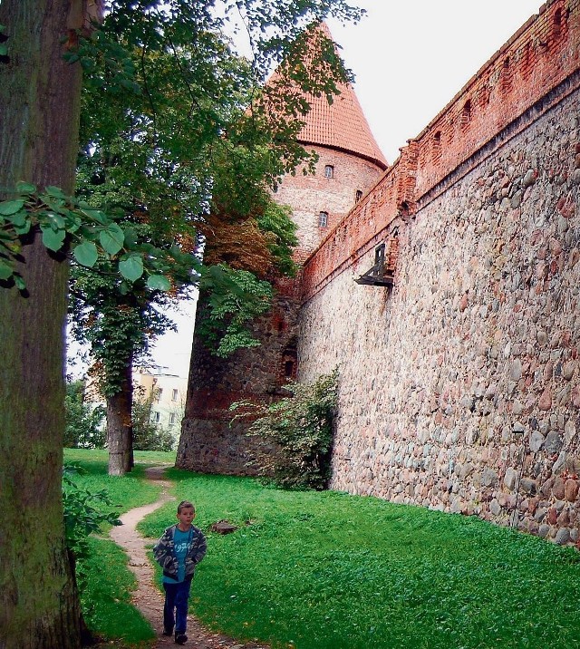 Zimą mury zamku rozsadzane są przez mróz. Twierdza musi być poddana kompleksowemu remontowi