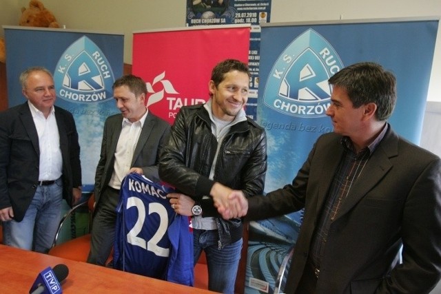 Trener Waldemar Fornalik (z prawej) serdecznie przywitał w Chorzowie Andreja Komaca