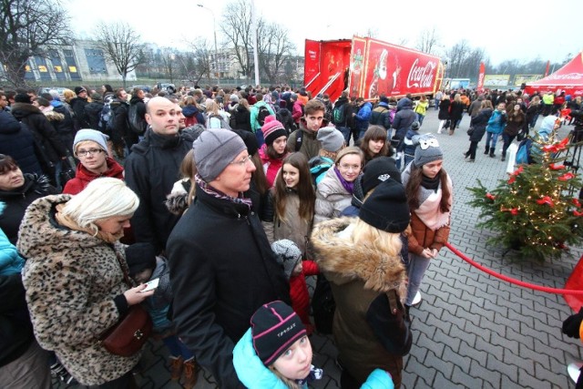 Tłumy ludzi przybyły w środę na parking przy Kolporter Arenie, aby by bawić się wspólnie z Coca-Colą.