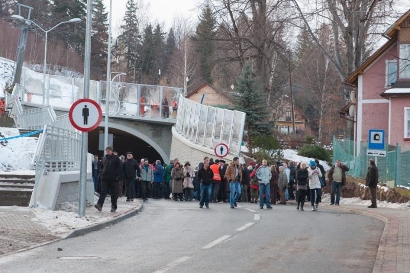 Karpacz: Otworzyli nowy tunel. Górą jadą narciarze, dołem samochody (ZDJĘCIA)