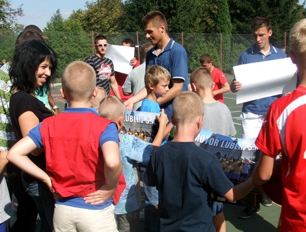 Piłkarze Motoru Lublin we wtorek odwiedzili Dom Dziecka przy ul. Kilińskiego (ZDJĘCIA)