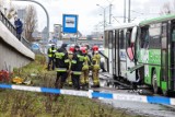 Zderzenie dwóch autobusów na ul. Gdańskiej w Szczecinie. Poszkodowanych jest ponad 20 osób, jedna w stanie bardzo ciężkim - 19.03.2021