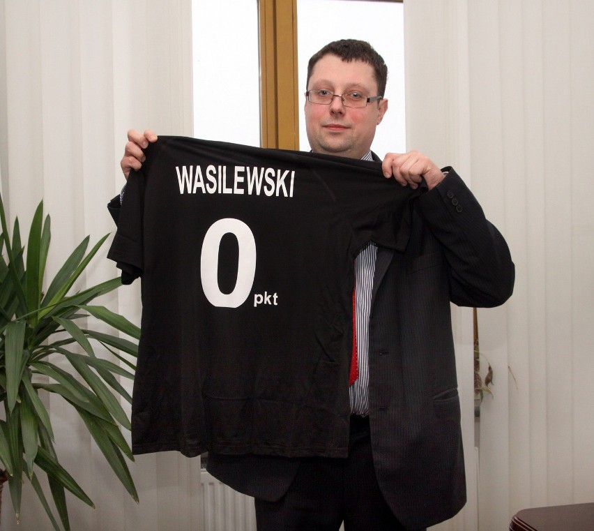 Radny Marcin Nowak prezentuje koszulkę, którą po konferencji...