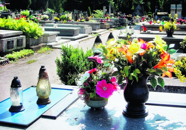 Łupem cmentarnych złodziei padają głównie metalowe elementy nagrobków i kwiaty