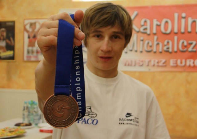 Karolina Michalczuk (Paco Team Lublin) prezentuje medal z tegorocznych mistrzostw świata