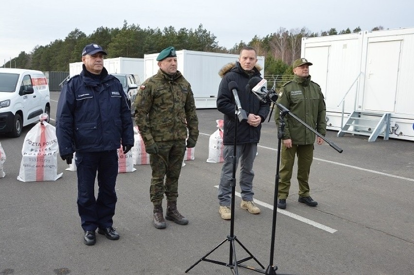 Akcja #MuremZaPolskimMundurem w Białej Podlaskiej. Jakie pozdrowienia za pośrednictwem poczty polskiej trafią do funkcjonariuszy ?