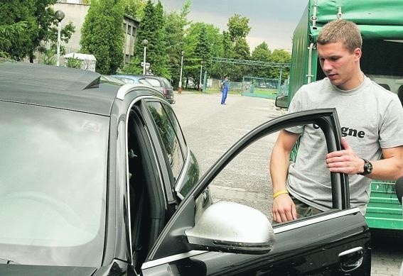 Czas stop! Lukas Podolski złapał za klamkę samochodu