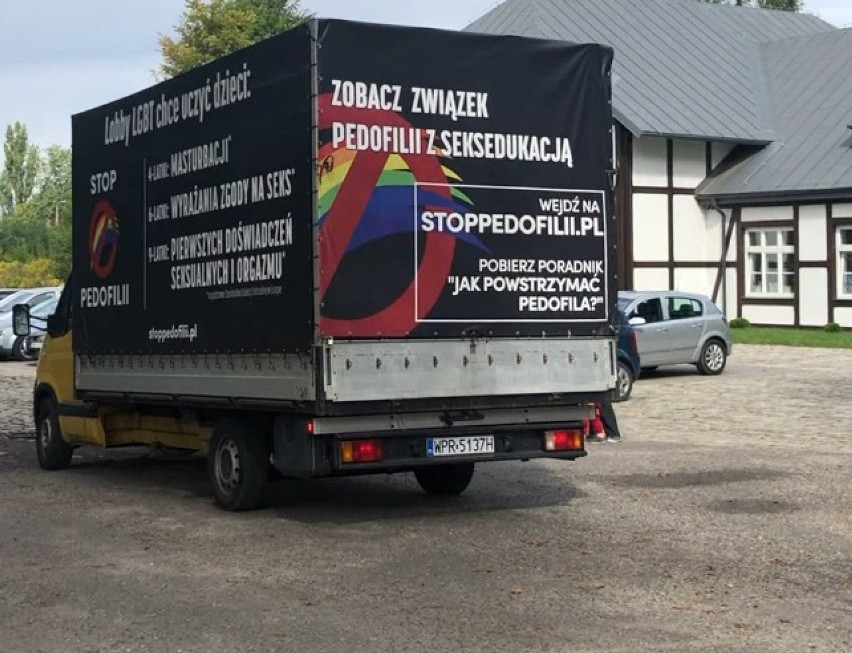 "Stop pedofilii", "strop aborcji". Samochód fundacji "Pro-Prawo do Życia" pojawił się w Wieluniu ZDJĘCIA, FILM