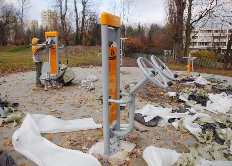 Poznań: W parku Szelągowskim stoi już plac zabaw i pierwszy sprzęt do ćwiczeń [ZDJĘCIA]